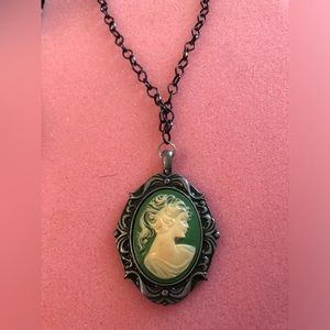 Cameo like necklace